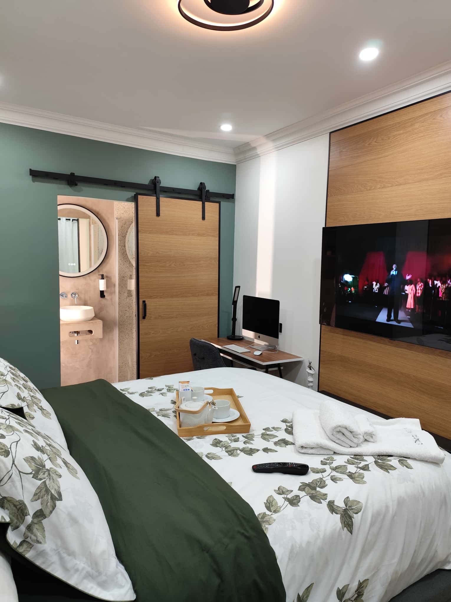 Chambre avec lit, bureau et télévision