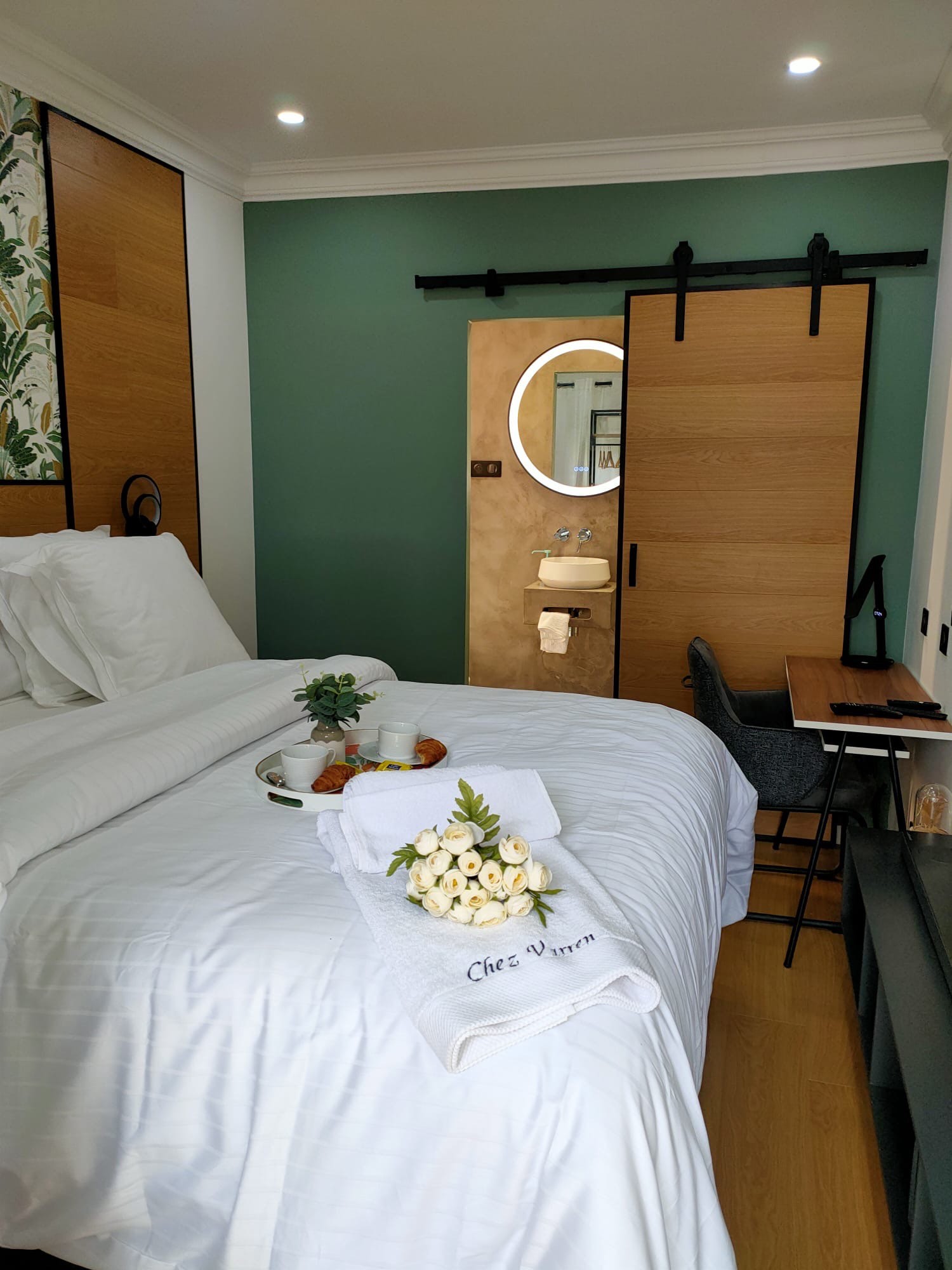 Chambre d'hôtel moderne avec lit et décoration élégante
