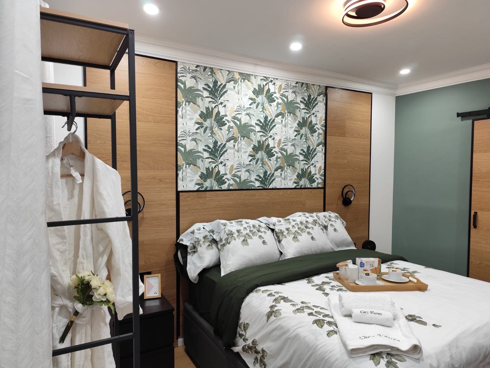 Chambre à coucher moderne avec décoration intérieure et salle de bain ouverte.