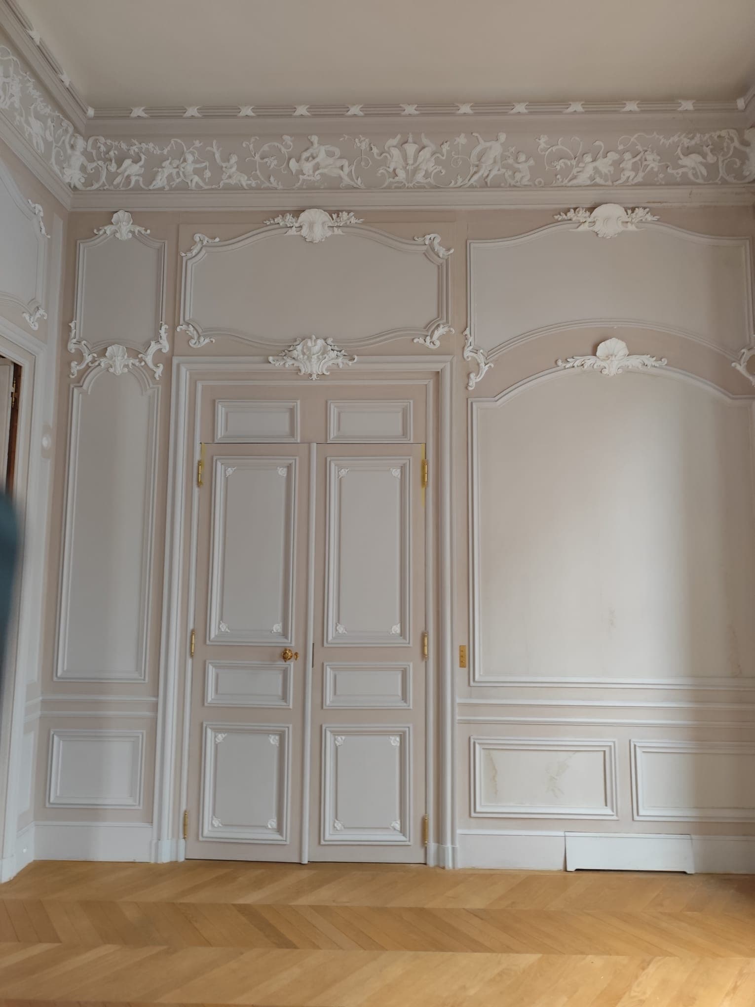 Travaux de peinture décorative : murs avec bandes de couleur et niveau laser