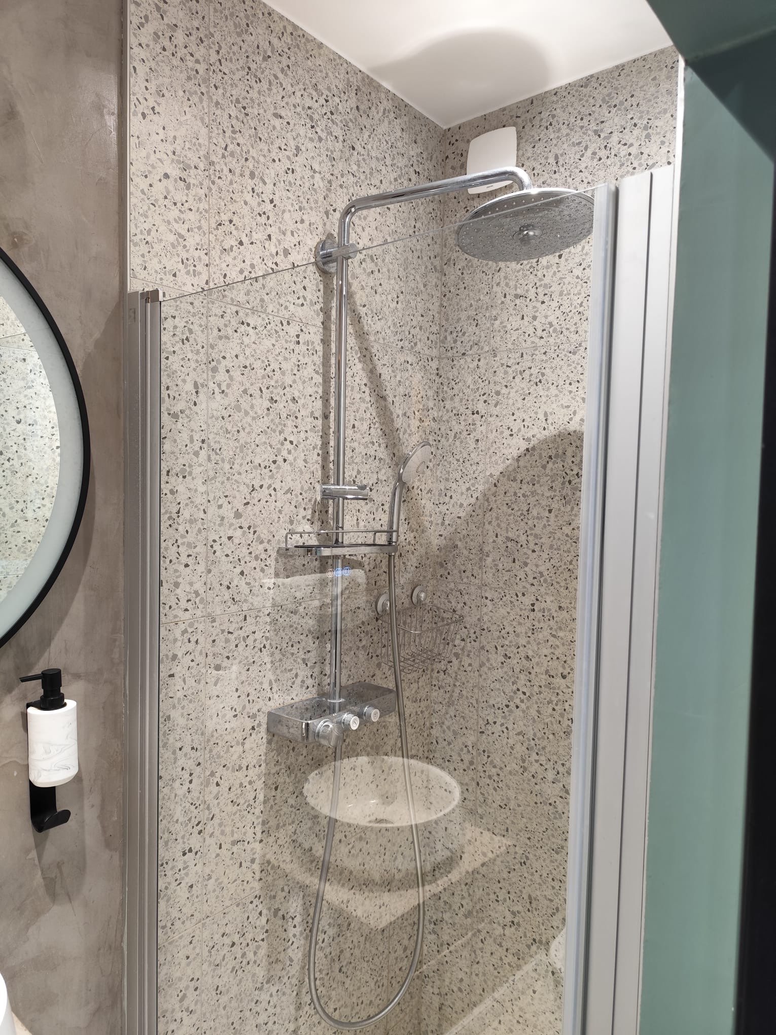 Douche avec paroi en verre et robinetterie élégante