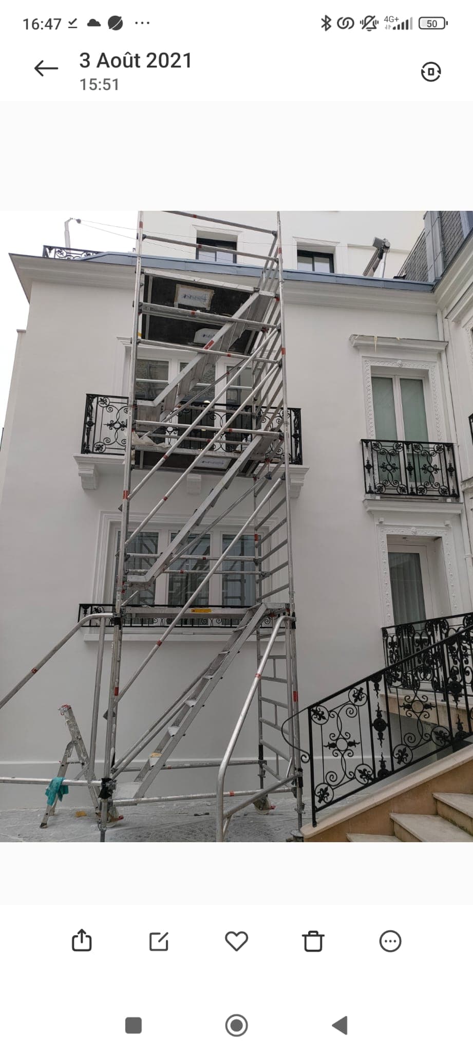 Douche avec paroi en verre et robinetterie élégante