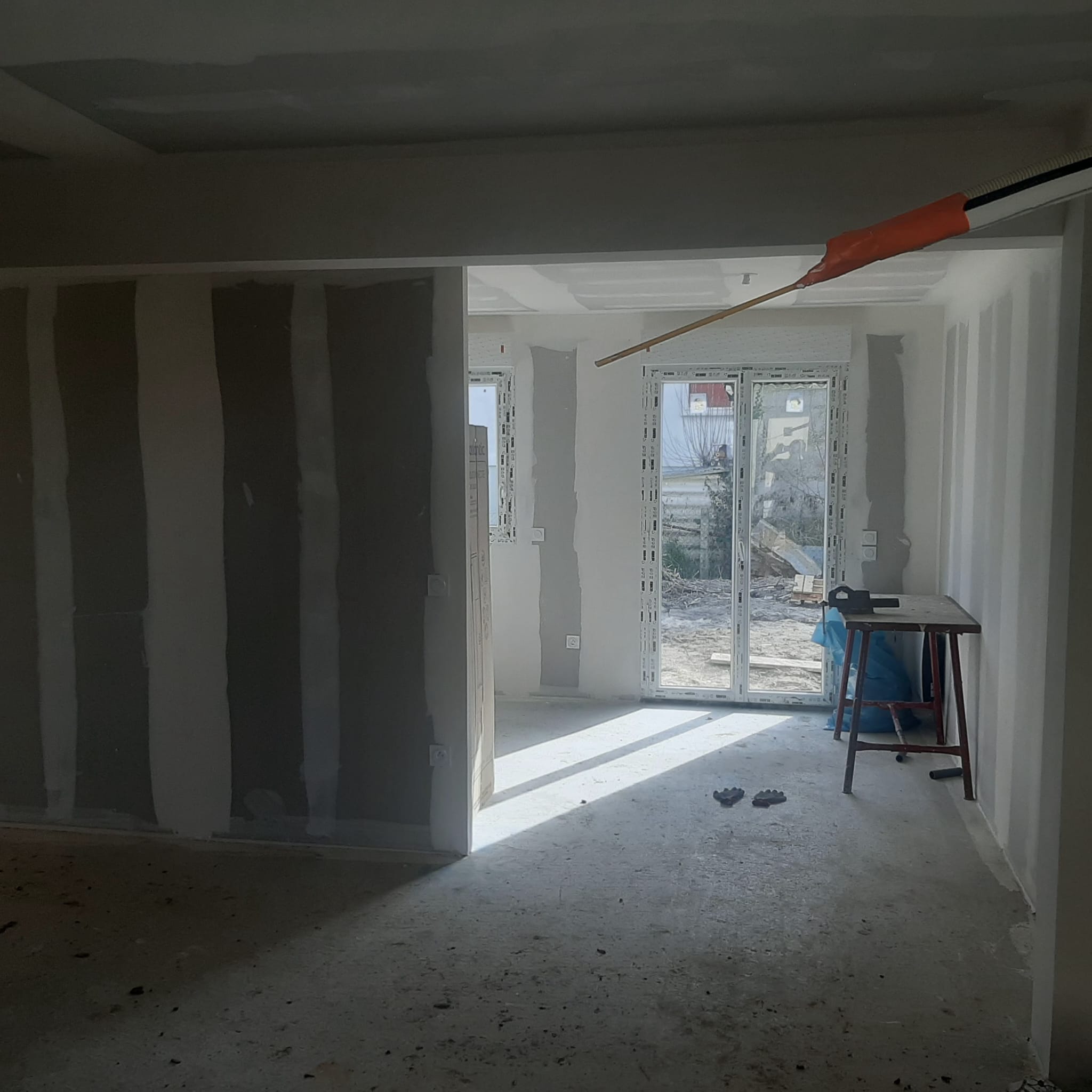 Vue d'un intérieur rénové avec un éclairage naturel.