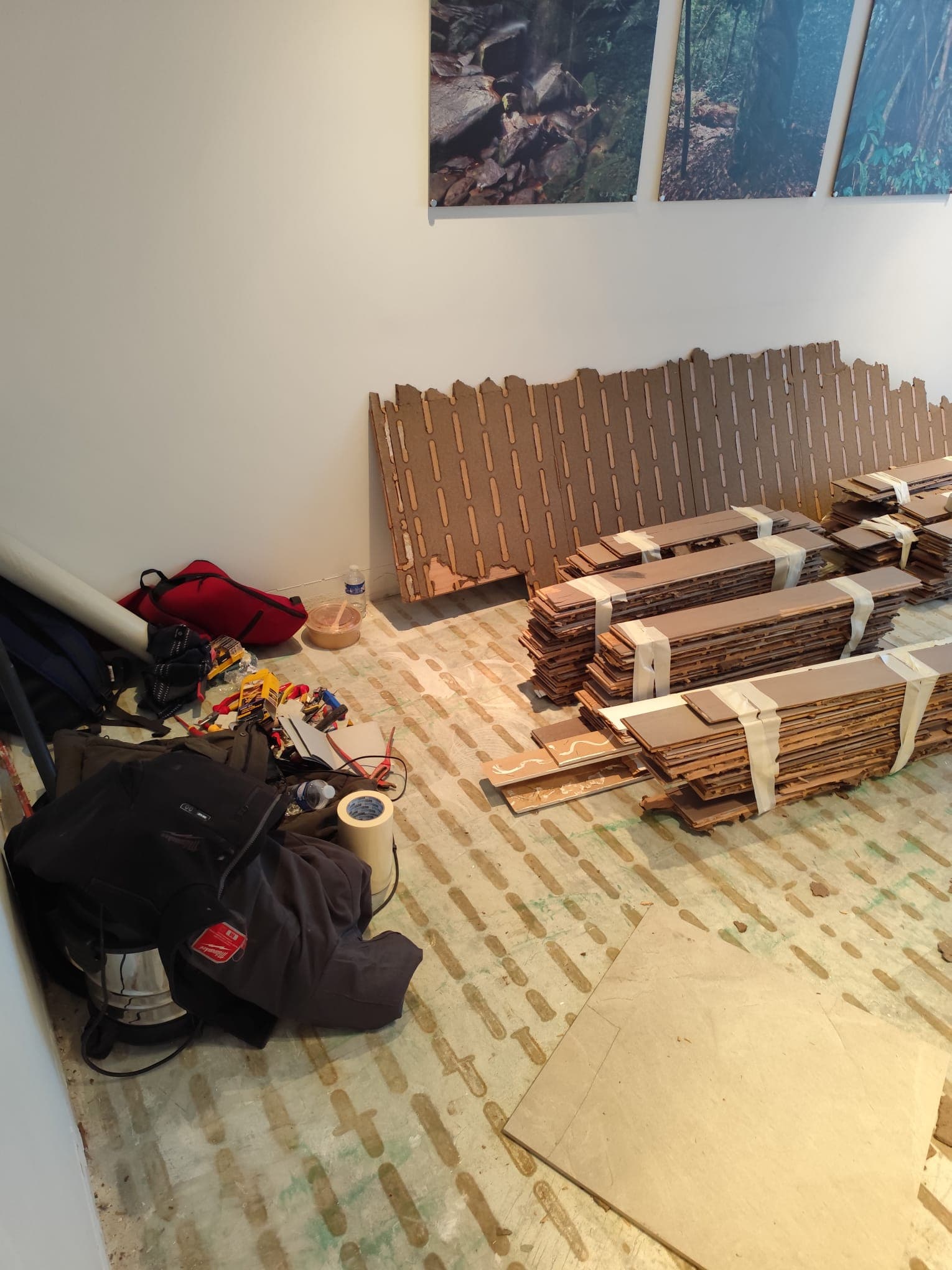 Vue d'un intérieur rénové avec un éclairage naturel.