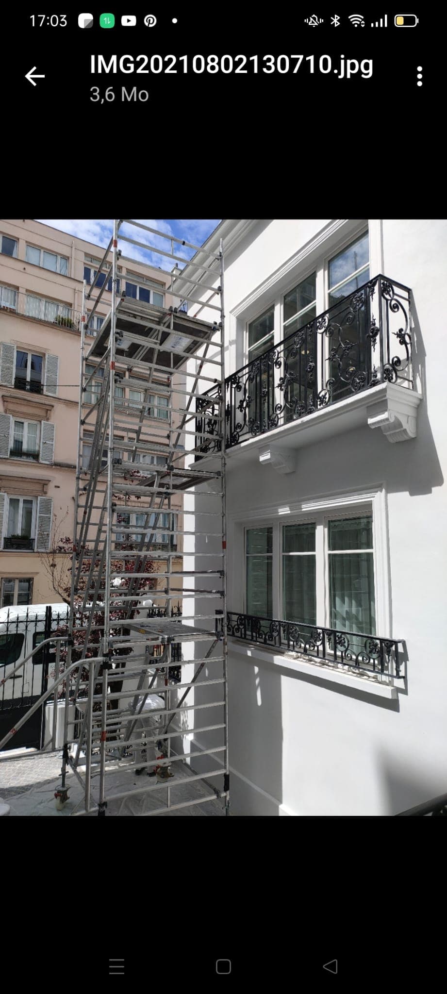 terrasse moderne d'une maison rénovée avec mobilier extérieur