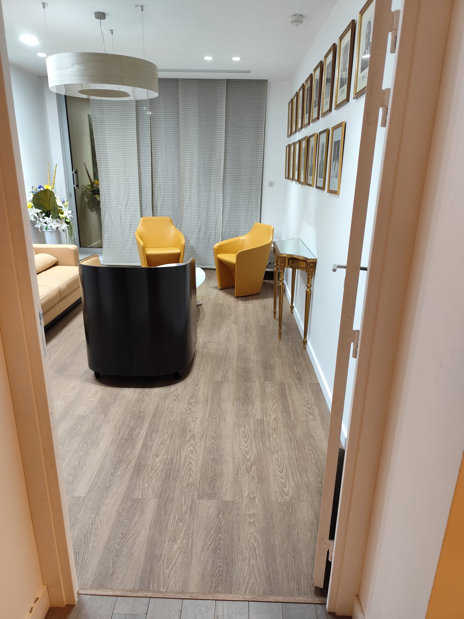 Vue d'un salon moderne avec fauteuils jaunes et décorations murales