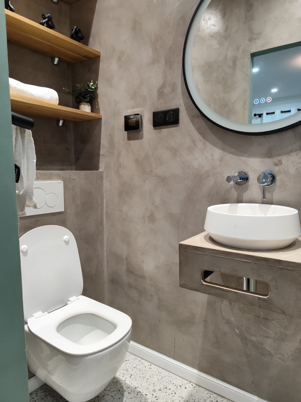 toilettes avec lavabo dans une salle de bain moderne