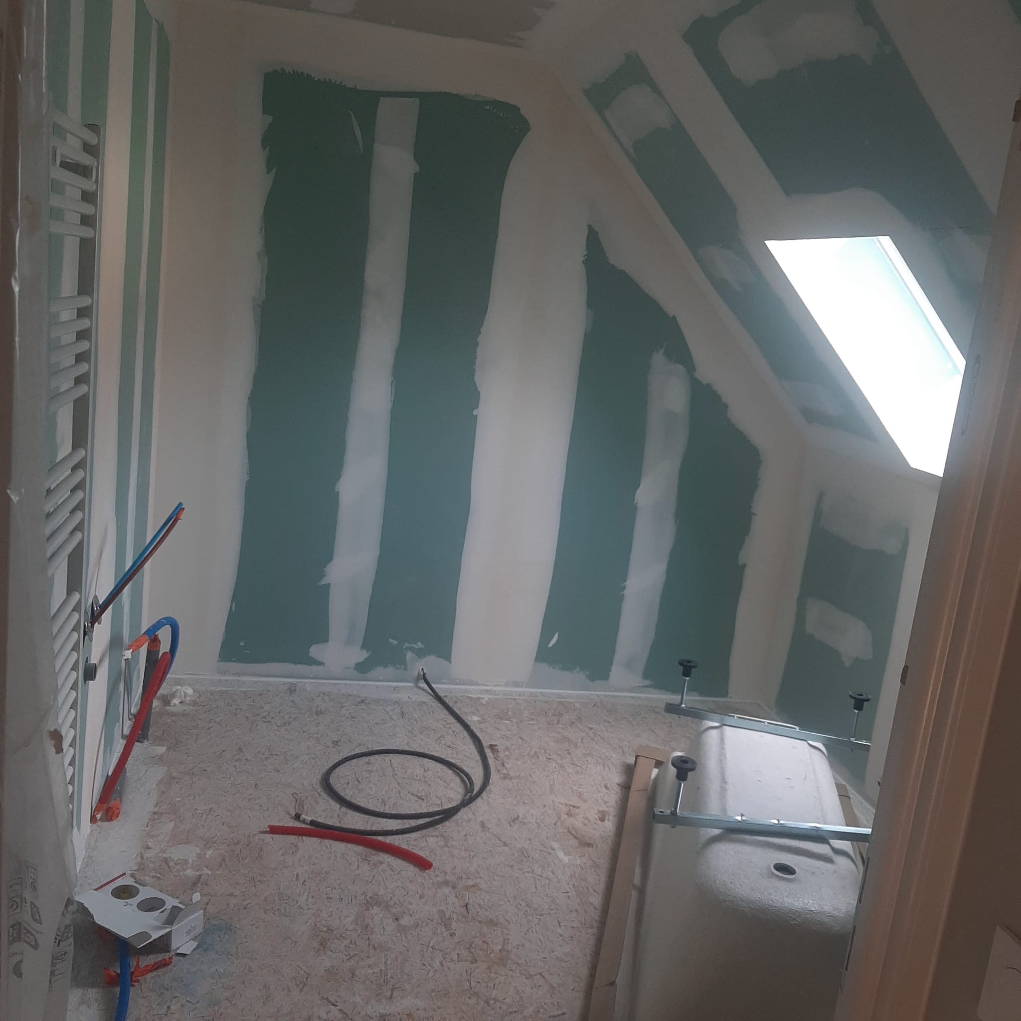 Intérieur en cours de rénovation avec murs en placo et fenêtres